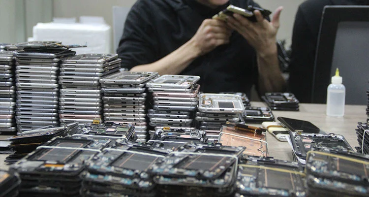 Ceny LCD obrazovek iPhone se v roce 2026 polarizují: Proč opravny přecházejí zpět na repasované originální displeje